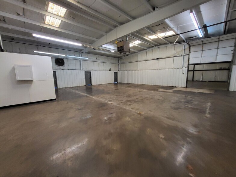 More Photos Of 4455 Woods and Sons Ave, Edmond Manufacturing For Lease