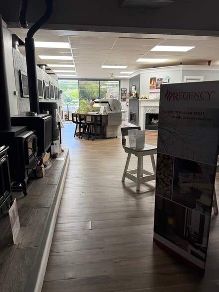 More Photos Of 571 Broad St, New London Freestanding For Lease