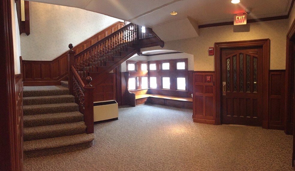 More Photos Of 19 Woodland St, Hartford Office For Sale