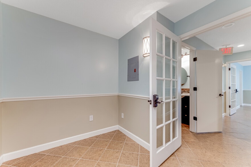 More Photos Of 555 W Granada Blvd, Ormond Beach Loft Creative Space For Sale