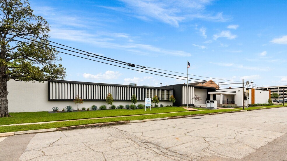 More Photos Of 702 N Thompson St, Conroe Office For Lease