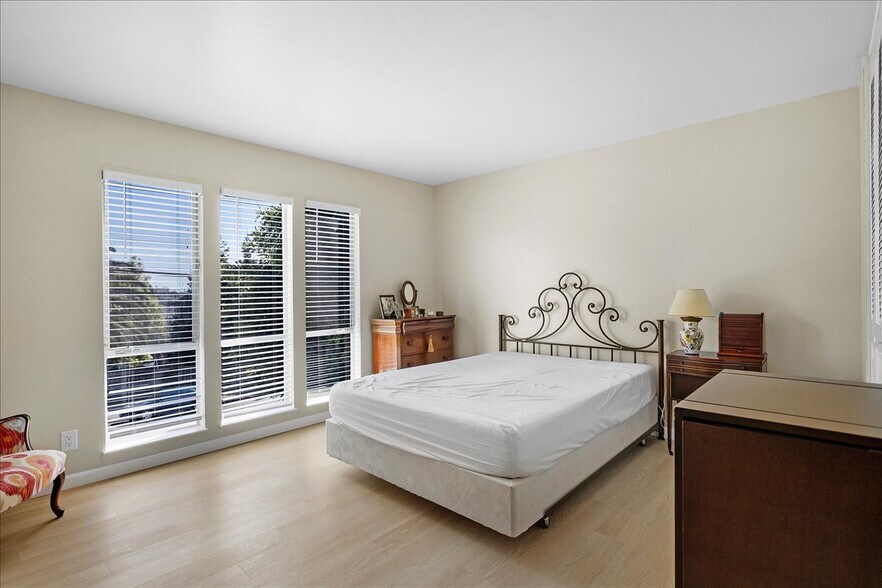 More Photos Of 561 Oakland Ave, Oakland Apartments For Sale