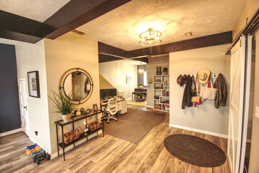 More Photos Of 114 E 5th St, Wahoo Bar For Sale