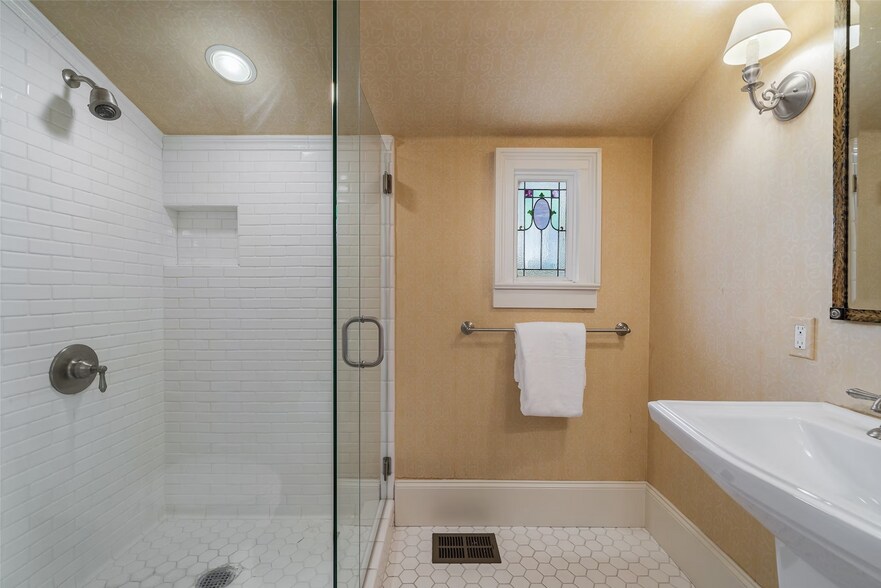 More Photos Of 2315 Routh St, Dallas Office Residential For Sale
