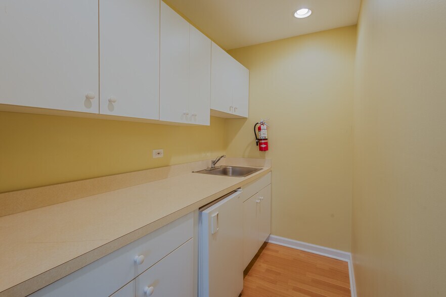 More Photos Of 152 Burlington Ave, Clarendon Hills Storefront Retail Office For Lease