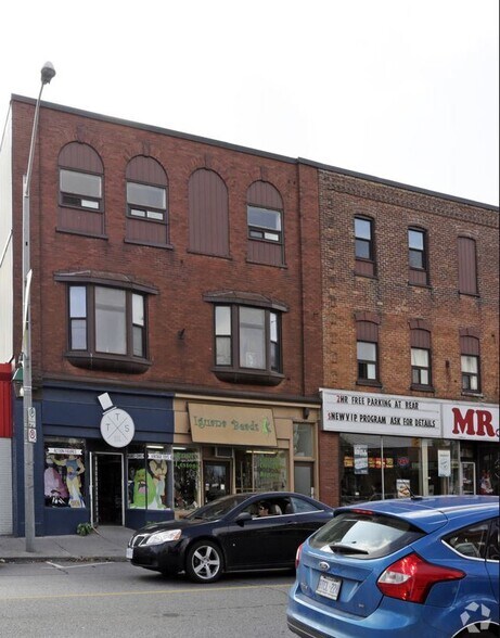 Primary Photo Of 103 Westminster Dr S, Cambridge Storefront Retail Residential For Lease