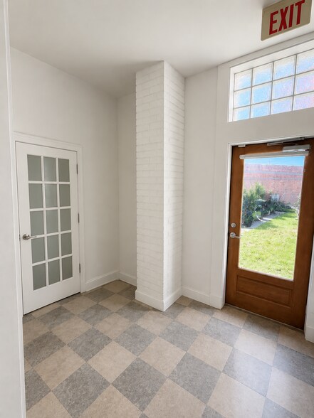 More Photos Of 126 E Main St, Laurens Storefront For Lease