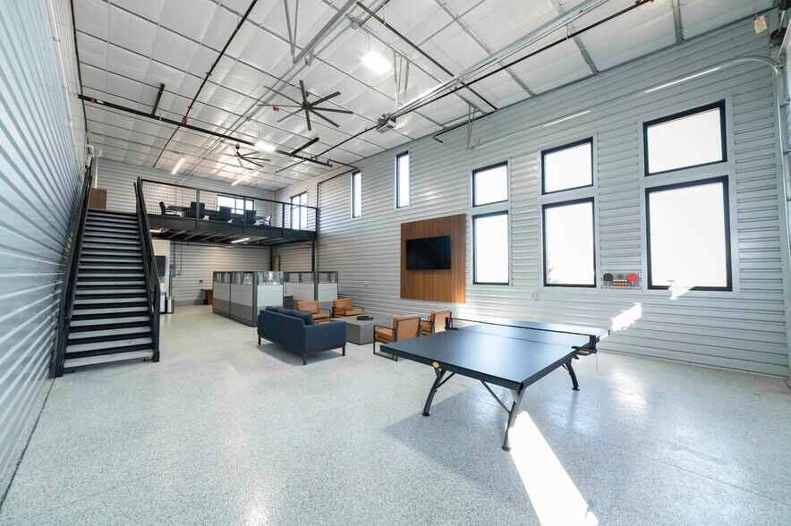 More Photos Of 5378 Ronald Reagan Blvd, Johnstown Flex For Lease