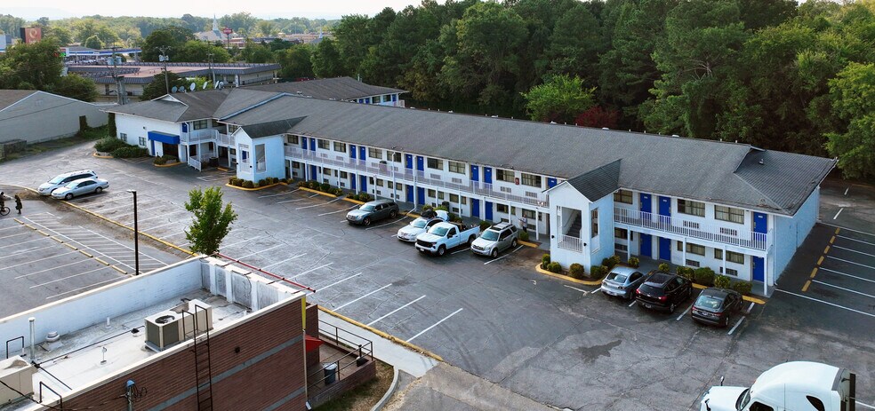 Primary Photo Of 7707 Lee Hwy, Chattanooga Hotel For Sale