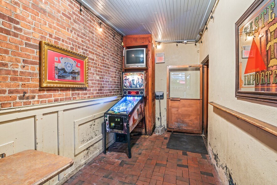 More Photos Of 8 Wall St, Huntington Restaurant For Sale