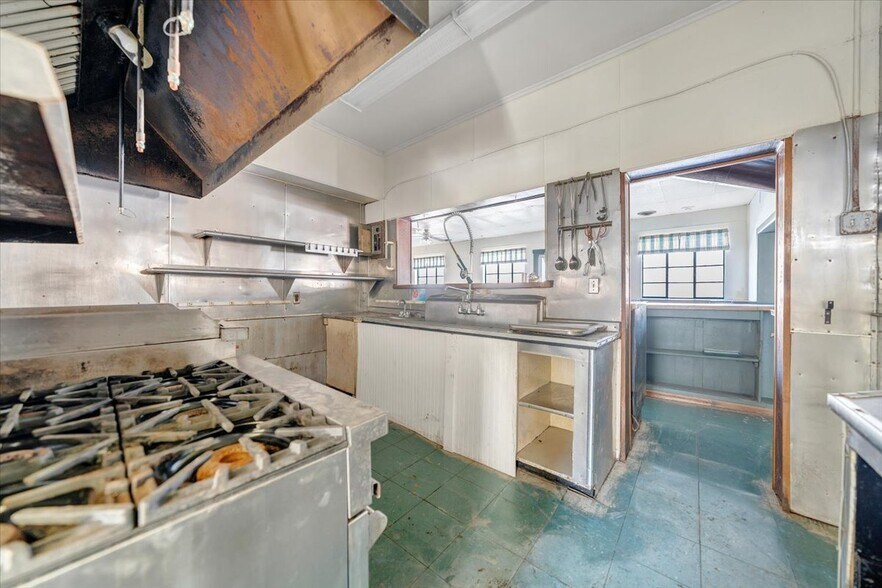 More Photos Of 630 Lowe St, Buchanan Restaurant For Sale