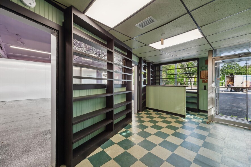 More Photos Of 9 Railroad Ave, East Hampton General Retail For Lease