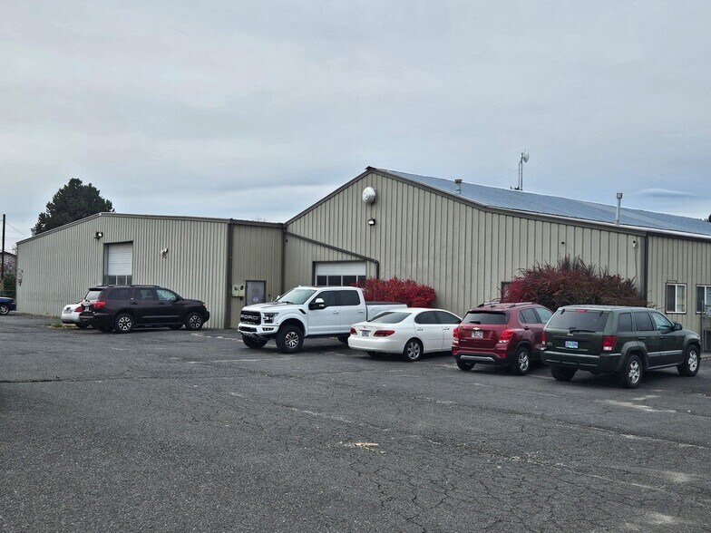 More Photos Of 1001 SW 1st St, Redmond Warehouse For Sale