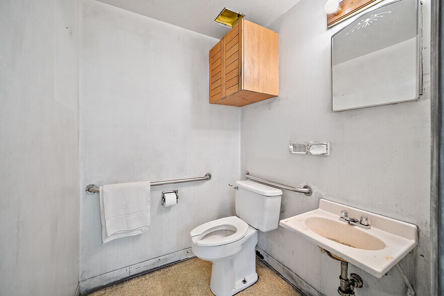 More Photos Of 18 1/2 Swope Ave, Colorado Springs Light Distribution For Sale