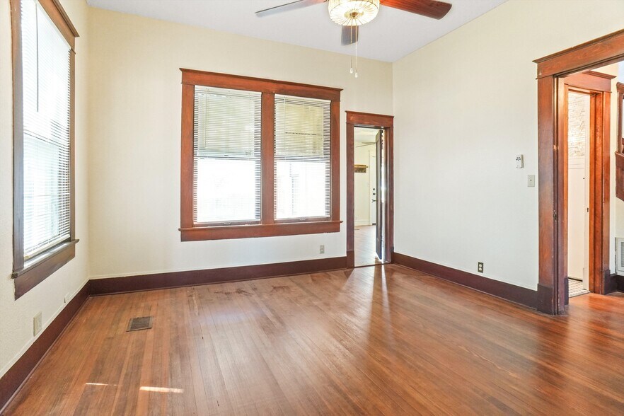 More Photos Of 1116 Lamar Ave, Paris Office For Sale