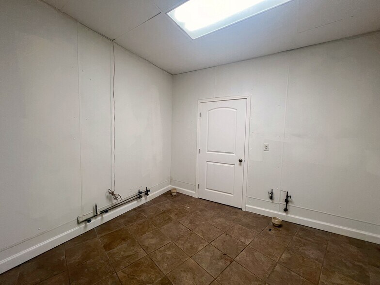 More Photos Of 290 Simpson St, Atlanta Flex For Lease