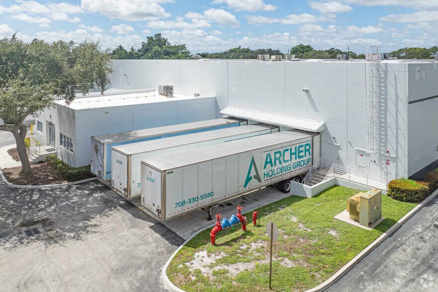 More Photos Of 6400 Park Of Commerce Blvd, Boca Raton Light Distribution For Lease