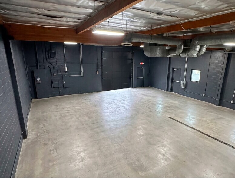 More Photos Of 2301 Empire Ave, Burbank Light Manufacturing For Lease