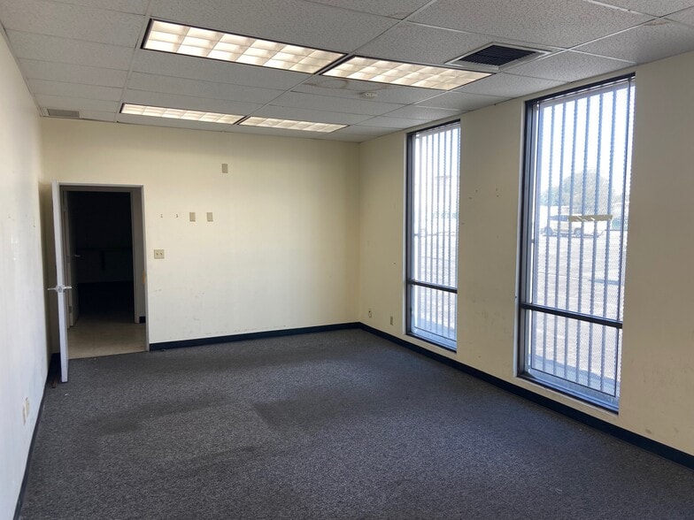 More Photos Of 921 E Palmdale Blvd, Palmdale Office For Sale
