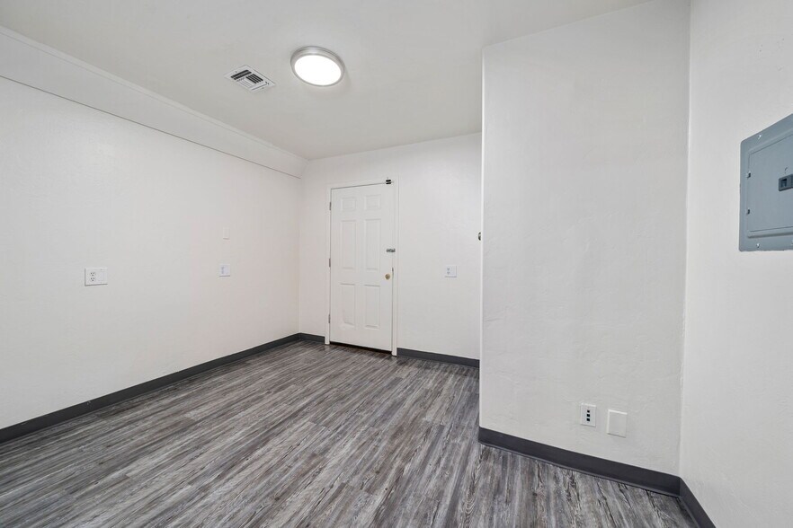 More Photos Of 2000-2008 E Broadway Blvd, Tucson Office Residential For Lease