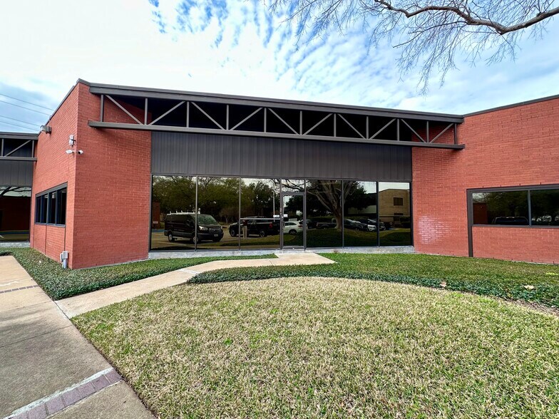More Photos Of 10595 Westoffice Dr, Houston Light Distribution For Lease