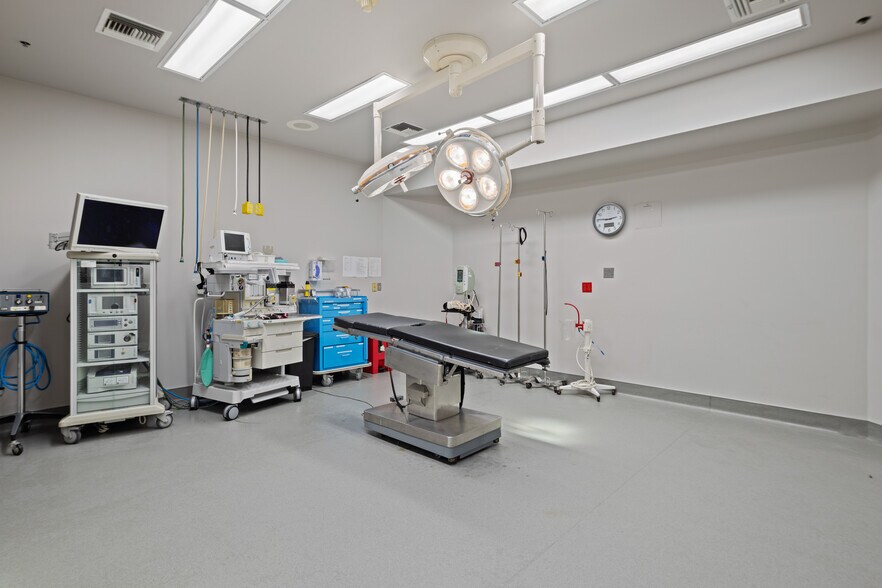 More Photos Of 8327-8333 Reseda Blvd, Northridge Medical For Sale