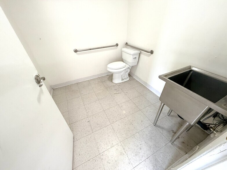More Photos Of 1140-1146 S Main St, Los Angeles Storefront For Lease