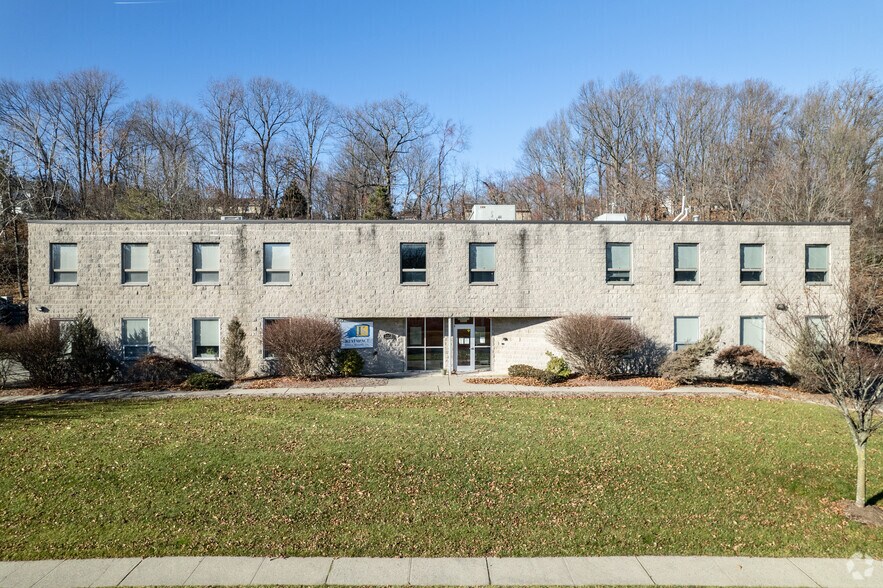 More Photos Of 550 Commerce St, Franklin Lakes Warehouse For Lease