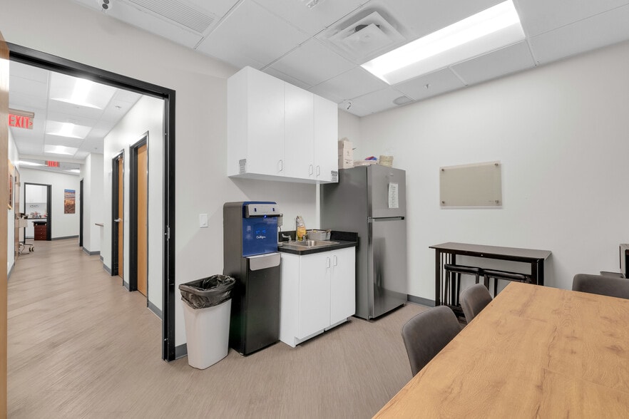 More Photos Of 2222 E Highland Ave, Phoenix Medical For Lease