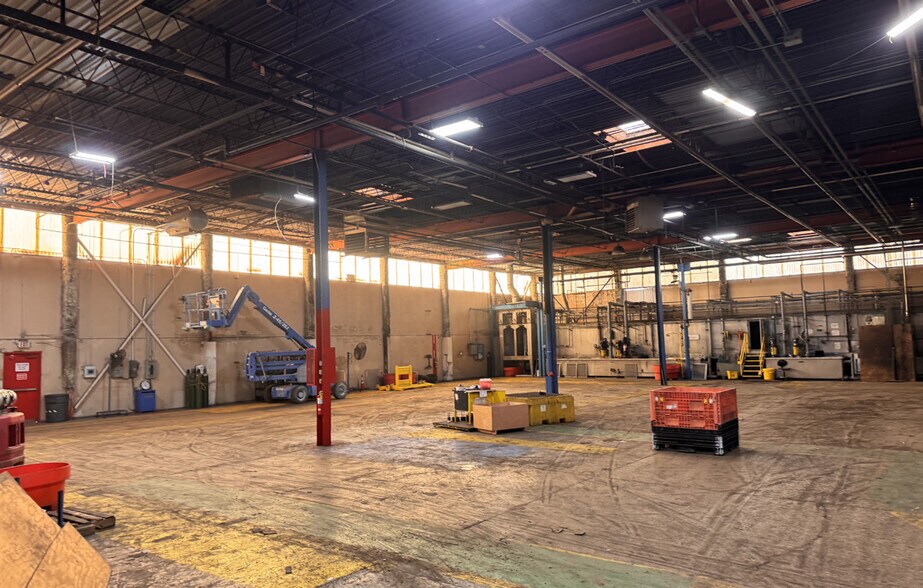 More Photos Of 250 S Hicks Rd, Palatine Manufacturing For Sale