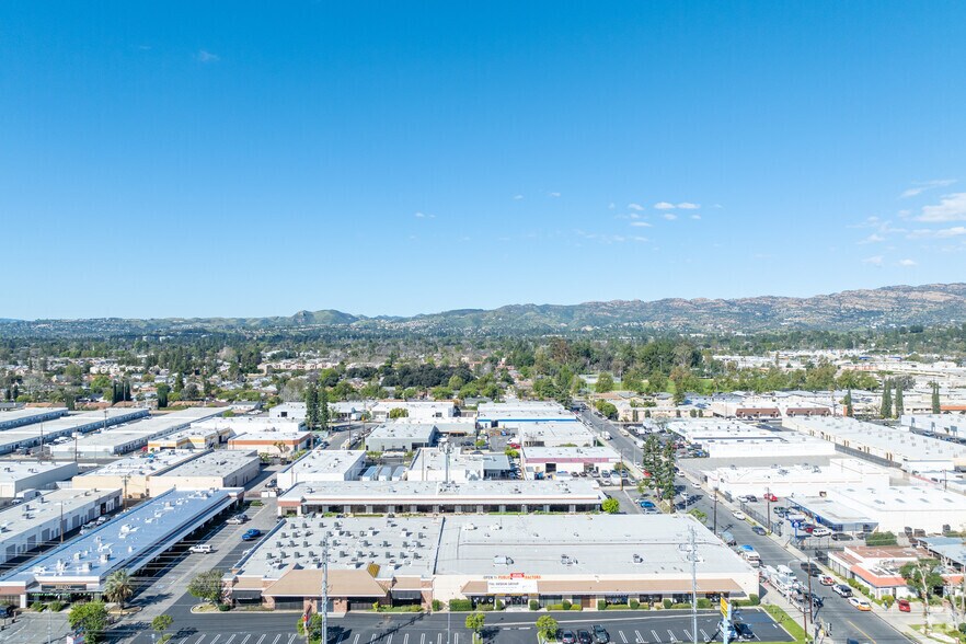 More Photos Of 7939-7947 Canoga Ave, Canoga Park Showroom For Lease