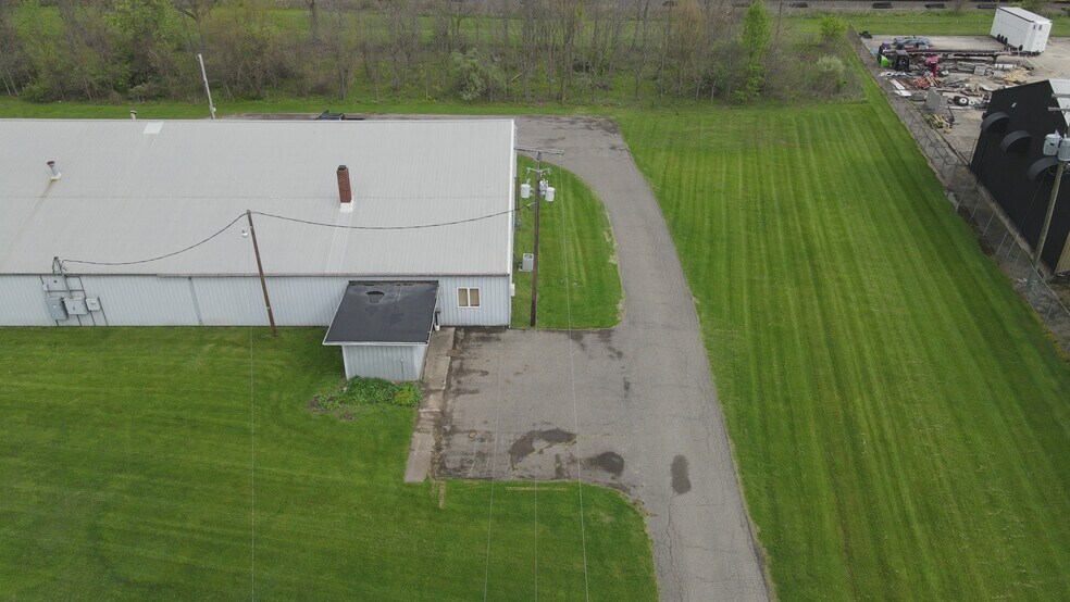 More Photos Of 221 W Cherry St, Butler Manufacturing For Sale