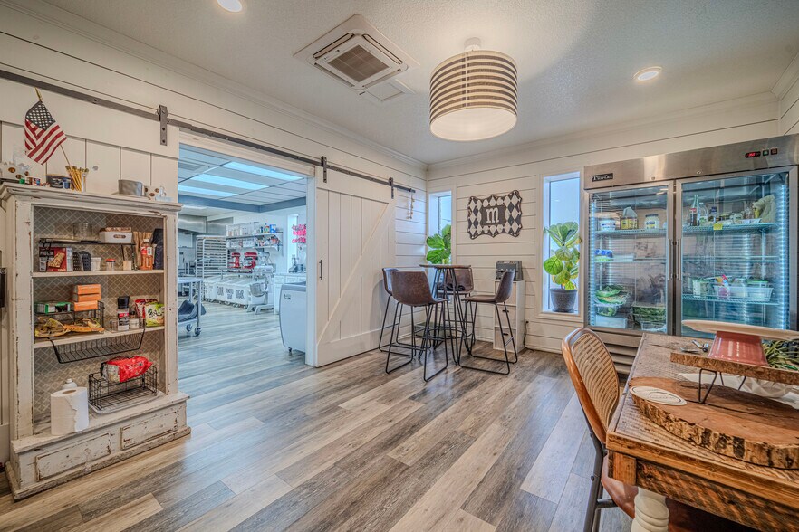 More Photos Of 109 N Main St, Seminole Restaurant For Sale