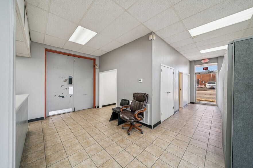 More Photos Of 8118 E 44th St, Tulsa Warehouse For Lease