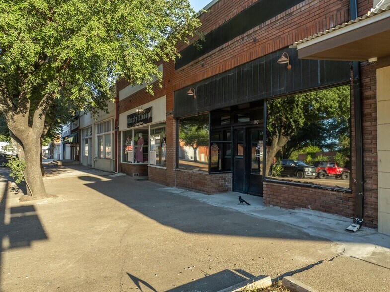 More Photos Of 104 W Elm St, Hillsboro Storefront Retail Office For Lease