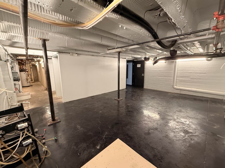 More Photos Of 331 E 13th St, Cincinnati Restaurant For Lease