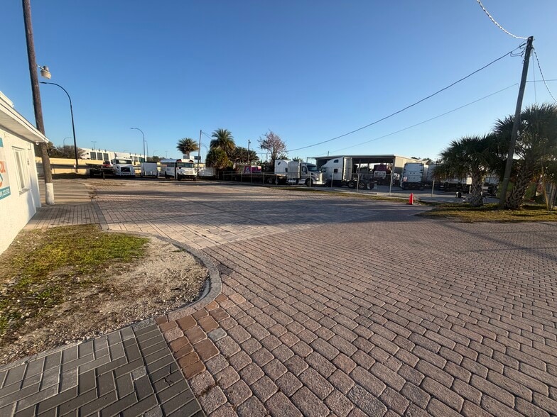 More Photos Of 3303 37th St, Orlando Warehouse For Lease