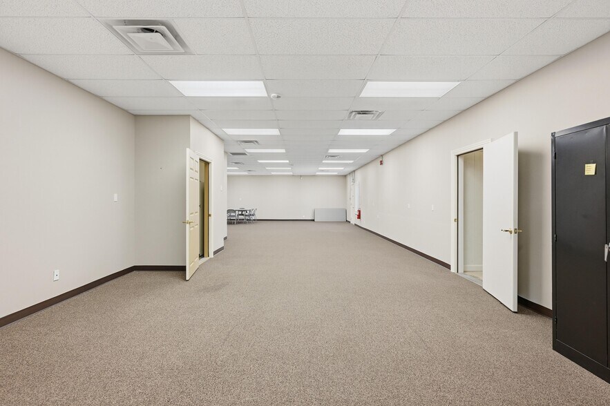 More Photos Of 2307 Missouri Ave, Carthage Light Distribution For Sale