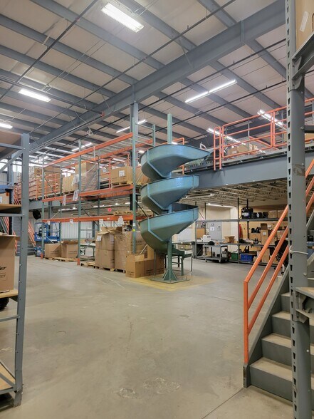 More Photos Of 85-101 Katrine Ln, Lake Katrine Warehouse For Lease