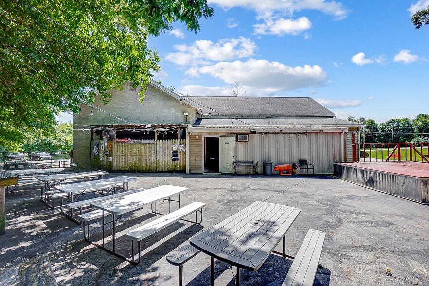 More Photos Of 3475 Mechanicsburg Rd, Springfield Bar For Sale