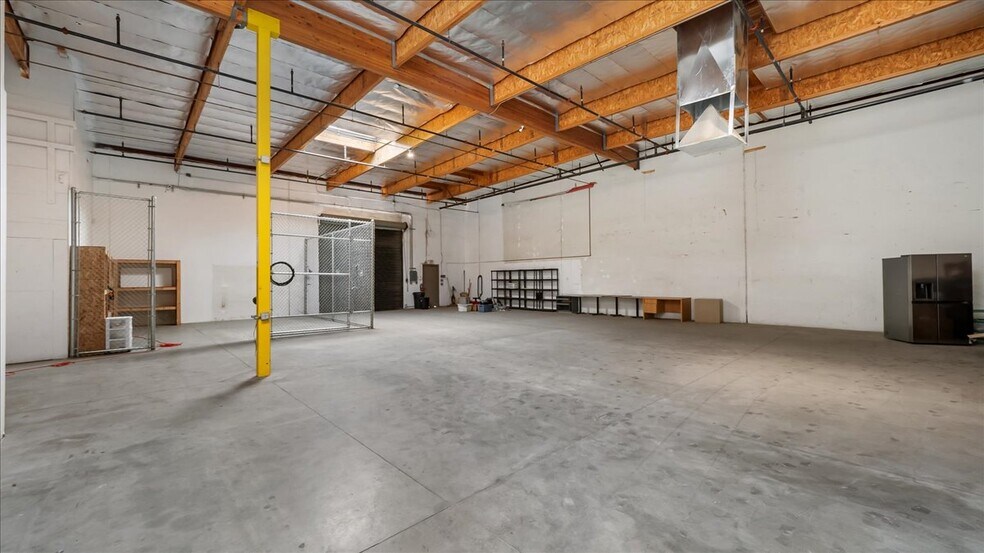 More Photos Of 73814 Dinah Shore Dr, Palm Desert Warehouse For Lease