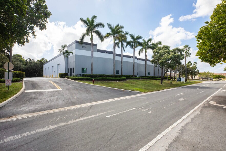More Photos Of 4935 Park Ridge Blvd, Boynton Beach Warehouse For Lease