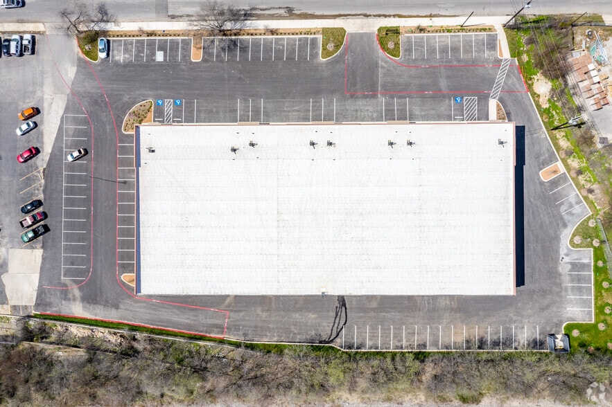 More Photos Of 9702 Ball St, San Antonio Distribution For Lease