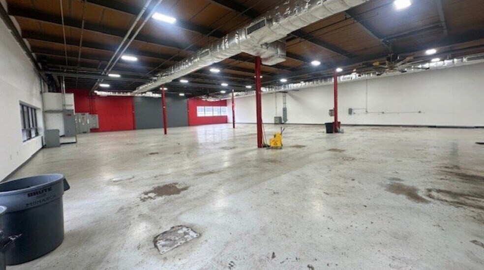 More Photos Of 7 Aerial Way, Syosset Showroom For Lease