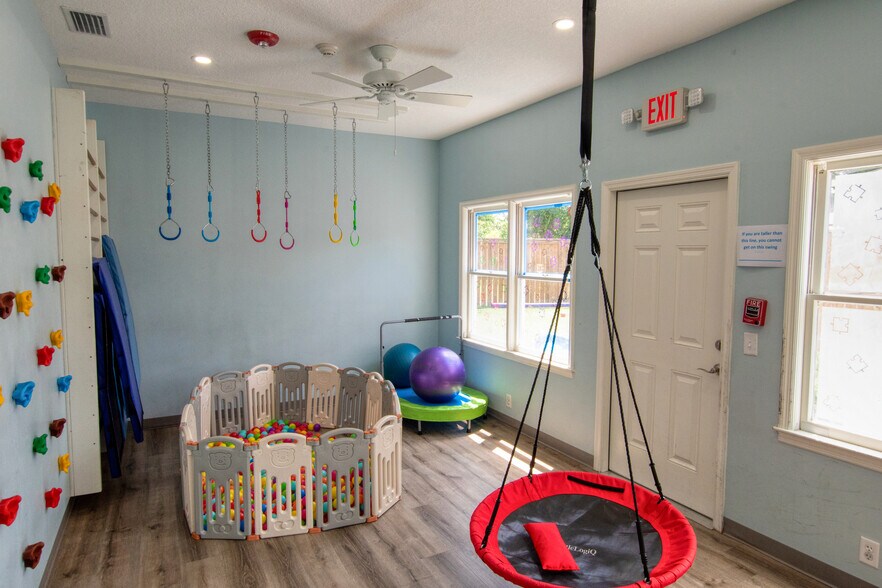 More Photos Of 2300 Parkwood Dr, Brunswick Office For Sale