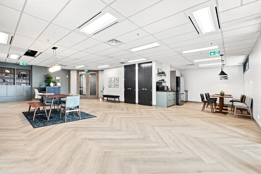 More Photos Of 100 York Blvd, Richmond Hill Medical For Lease