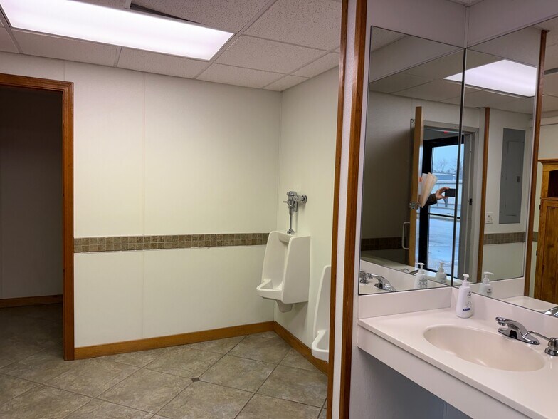 More Photos Of 7 Industrial Rd, Windsor Locks Warehouse For Sale
