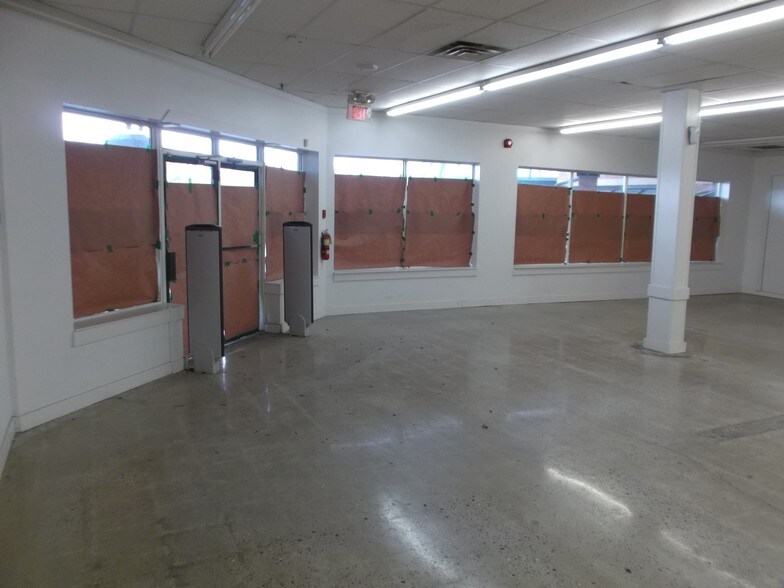 More Photos Of 735 Wonderland Rd N, London Freestanding For Lease