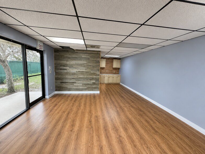 More Photos Of 4612 107th Cir N, Clearwater Manufacturing For Sale