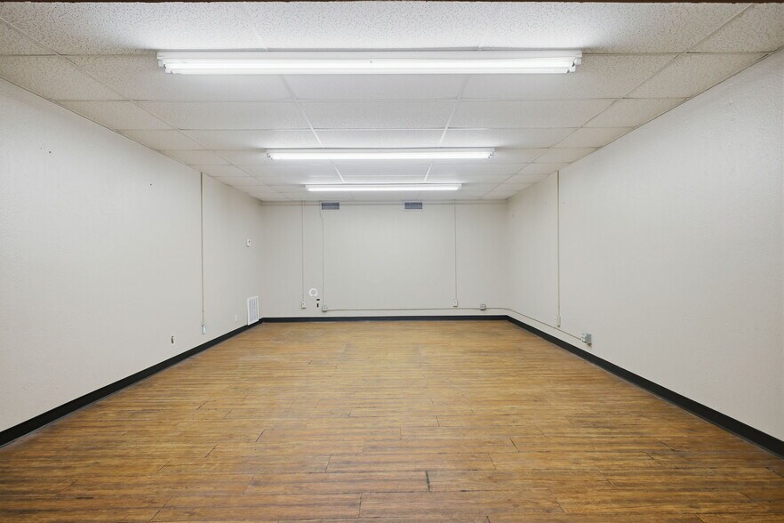 More Photos Of 2110 Mannix Dr, San Antonio Light Distribution For Lease